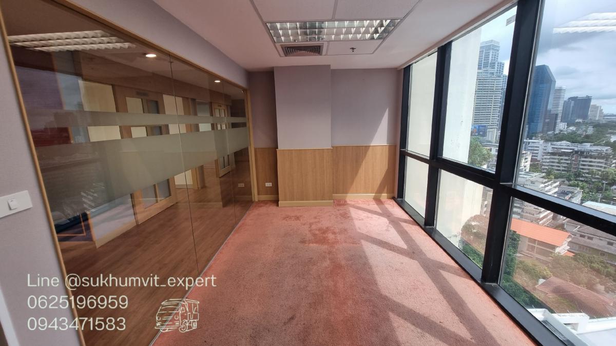 For RentOfficeSukhumvit, Asoke, Thonglor : BTS Asoke, office for rent, 490 square meters, 17th floor, with private bathroom, good location, 700 baht per square meter, 2.4 meter high ceiling, beautiful view, good condition, ready to use