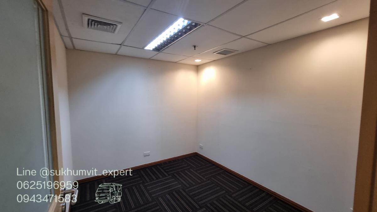 For RentOfficeSukhumvit, Asoke, Thonglor : BTS Asoke, office for rent, 320 square meters, 16th floor, with private bathroom, good location, 700 baht per square meter, 2.3 meter high ceiling, beautiful view, good condition, ready to use