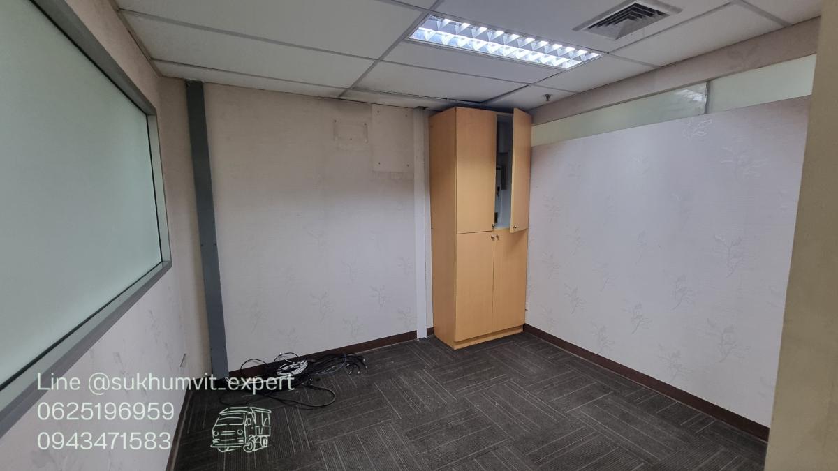 For RentOfficeSukhumvit, Asoke, Thonglor : BTS Asoke, office for rent, 320 square meters, 16th floor, with private bathroom, good location, 700 baht per square meter, 2.3 meter high ceiling, beautiful view, good condition, ready to use