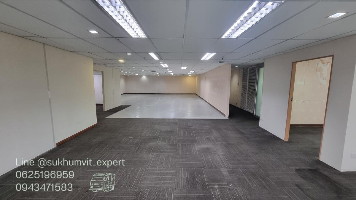 For RentOfficeSukhumvit, Asoke, Thonglor : BTS Asoke, office for rent, 320 square meters, 16th floor, with private bathroom, good location, 700 baht per square meter, 2.3 meter high ceiling, beautiful view, good condition, ready to use