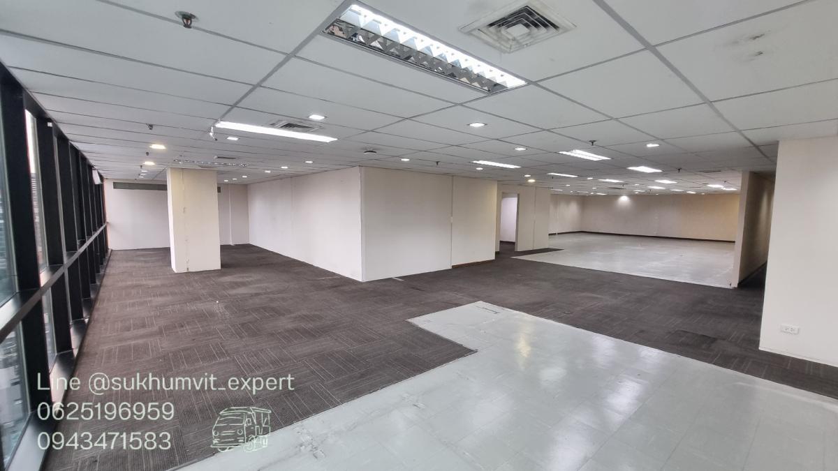For RentOfficeSukhumvit, Asoke, Thonglor : BTS Asoke, office for rent, 320 square meters, 16th floor, with private bathroom, good location, 700 baht per square meter, 2.3 meter high ceiling, beautiful view, good condition, ready to use