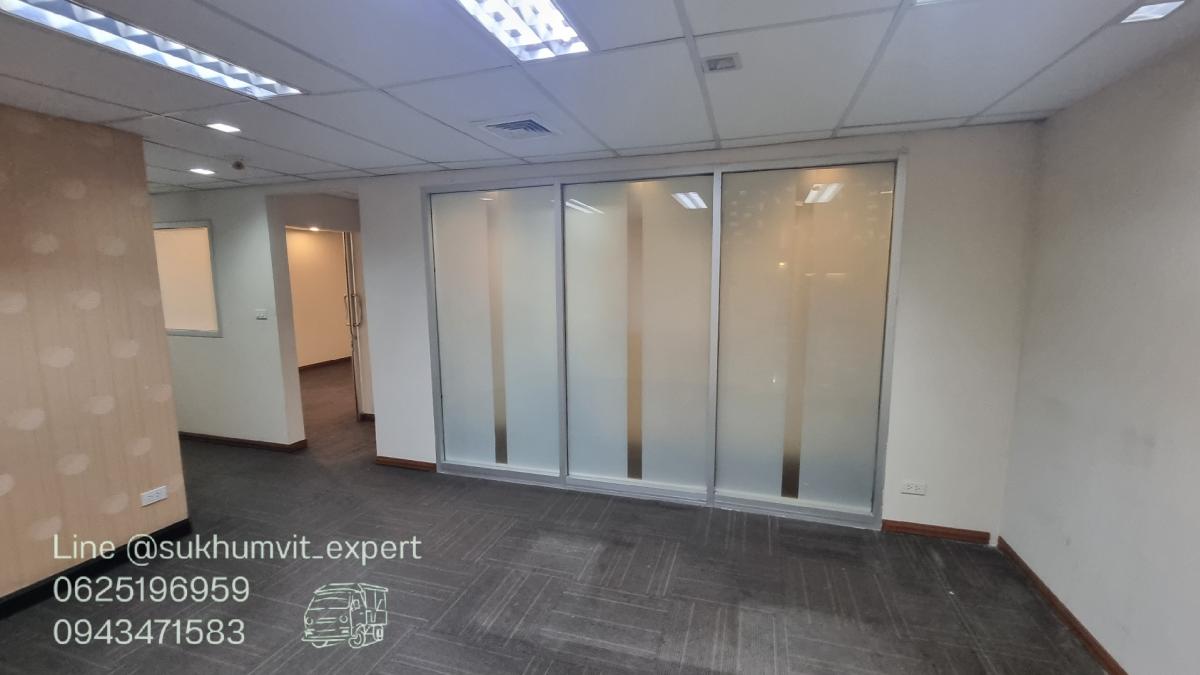 For RentOfficeSukhumvit, Asoke, Thonglor : BTS Asoke, office for rent, 320 square meters, 16th floor, with private bathroom, good location, 700 baht per square meter, 2.3 meter high ceiling, beautiful view, good condition, ready to use