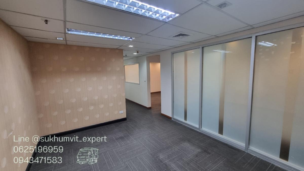 For RentOfficeSukhumvit, Asoke, Thonglor : BTS Asoke, office for rent, 320 square meters, 16th floor, with private bathroom, good location, 700 baht per square meter, 2.3 meter high ceiling, beautiful view, good condition, ready to use