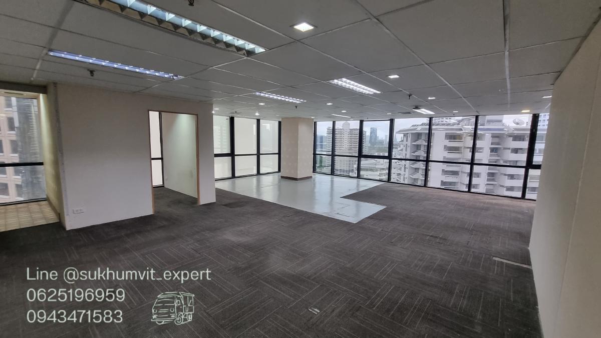 For RentOfficeSukhumvit, Asoke, Thonglor : BTS Asoke, office for rent, 320 square meters, 16th floor, with private bathroom, good location, 700 baht per square meter, 2.3 meter high ceiling, beautiful view, good condition, ready to use