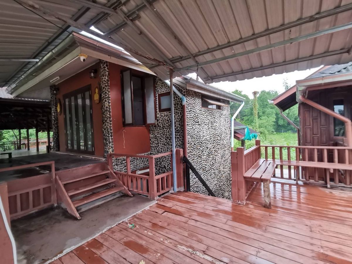 ขายที่ดินพัทยา บางแสน ชลบุรี สัตหีบ : ขายขาดทุน !! ที่ดินแถมบ้านเรือนไทย ไม้สัก สภาพดี เดิมเคยเปิดเป็นโฮมสเตย์และคาเฟ่   เนื้อที่ 7-3-70 ไร่ ต.หมอนนาง อ.พนัสนิคม จ.ชลบุรี