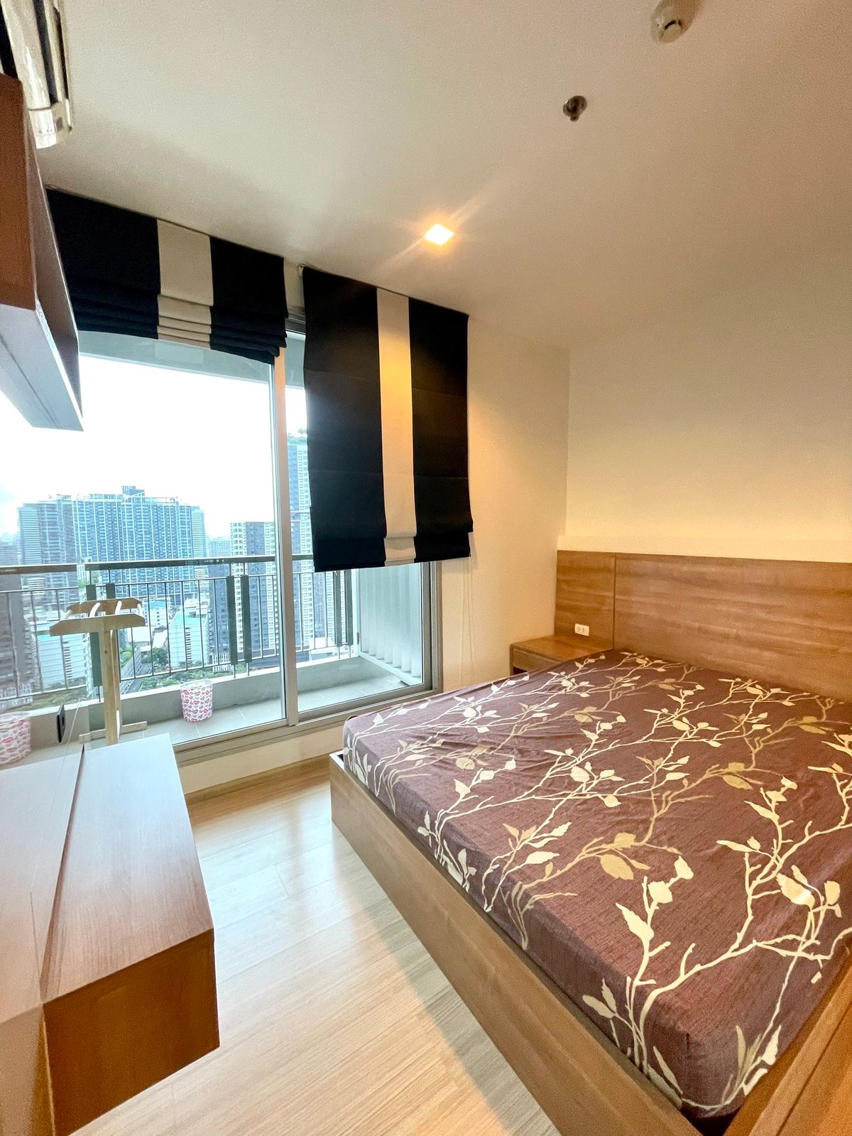For RentCondoRatchadapisek, Huaikwang, Suttisan : Rhythm Ratchada - Huai Khwang Ready to move in, fully furnished with electrical appliances, prime location, convenient transportation, near MRT Huai Khwang No.250987