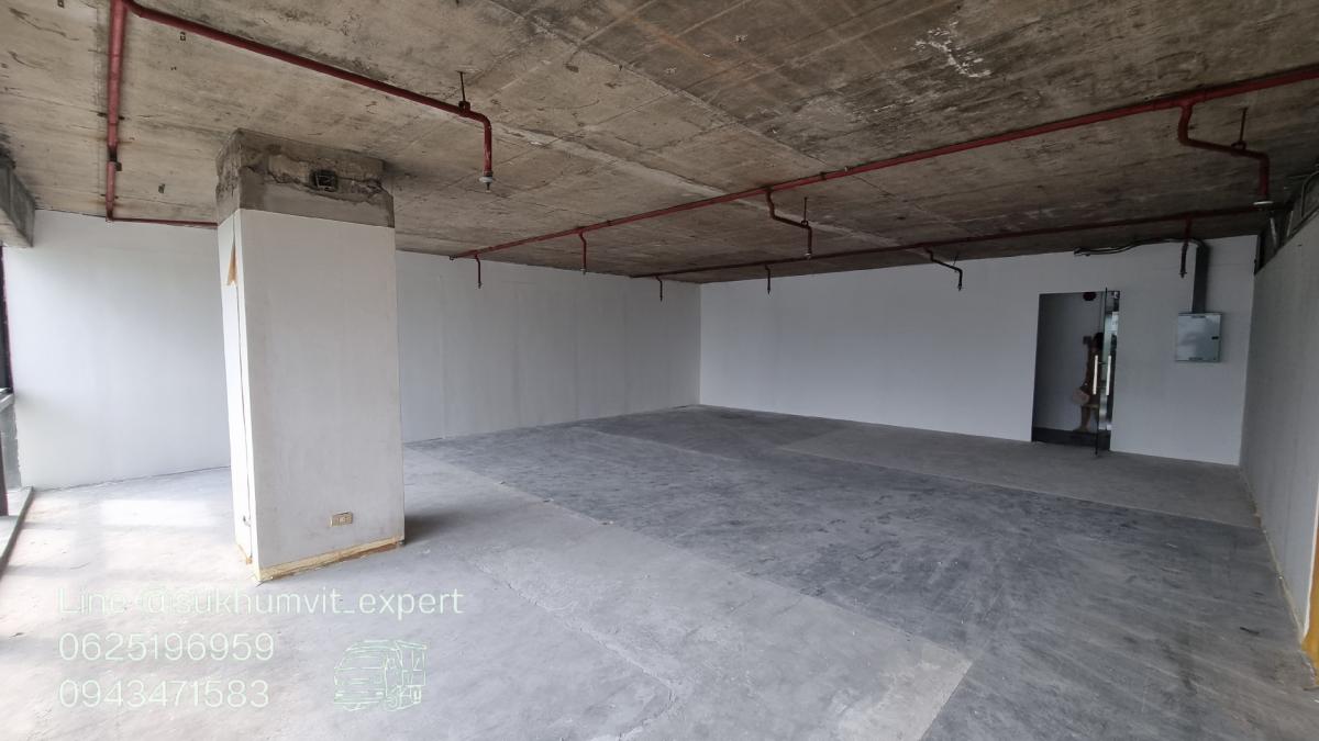 For RentOfficeSukhumvit, Asoke, Thonglor : BTS Asoke, office for rent, 113 square meters, 21st floor, good location, 700 baht per square meter, 2.7 meter high ceiling, beautiful view, condition needs additional work