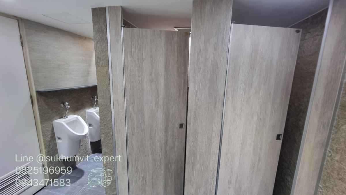 For RentOfficeSukhumvit, Asoke, Thonglor : BTS Asoke, office for rent, 113 square meters, 21st floor, good location, 700 baht per square meter, 2.7 meter high ceiling, beautiful view, condition needs additional work