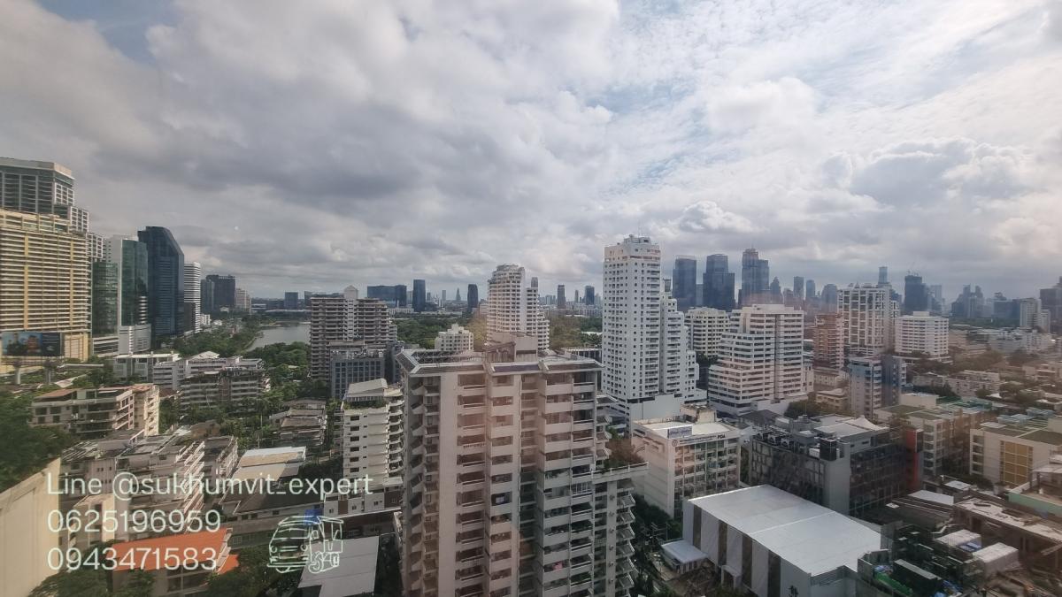 For RentOfficeSukhumvit, Asoke, Thonglor : BTS Asoke, office for rent, 113 square meters, 21st floor, good location, 700 baht per square meter, 2.7 meter high ceiling, beautiful view, condition needs additional work