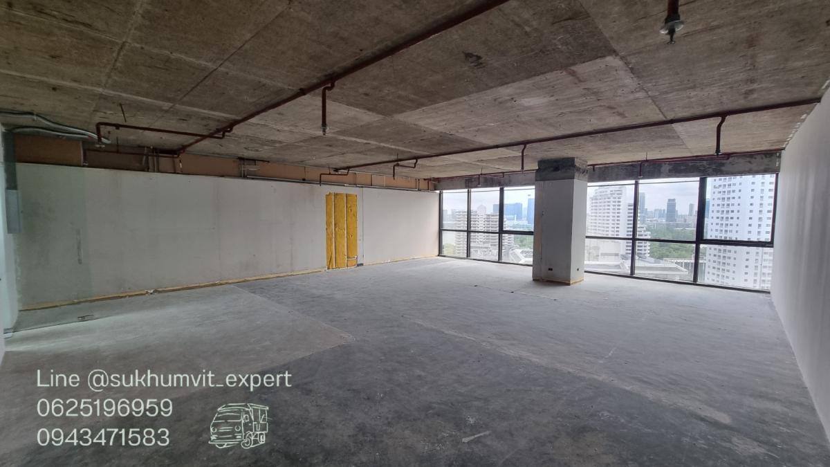 For RentOfficeSukhumvit, Asoke, Thonglor : BTS Asoke, office for rent, 113 square meters, 21st floor, good location, 700 baht per square meter, 2.7 meter high ceiling, beautiful view, condition needs additional work