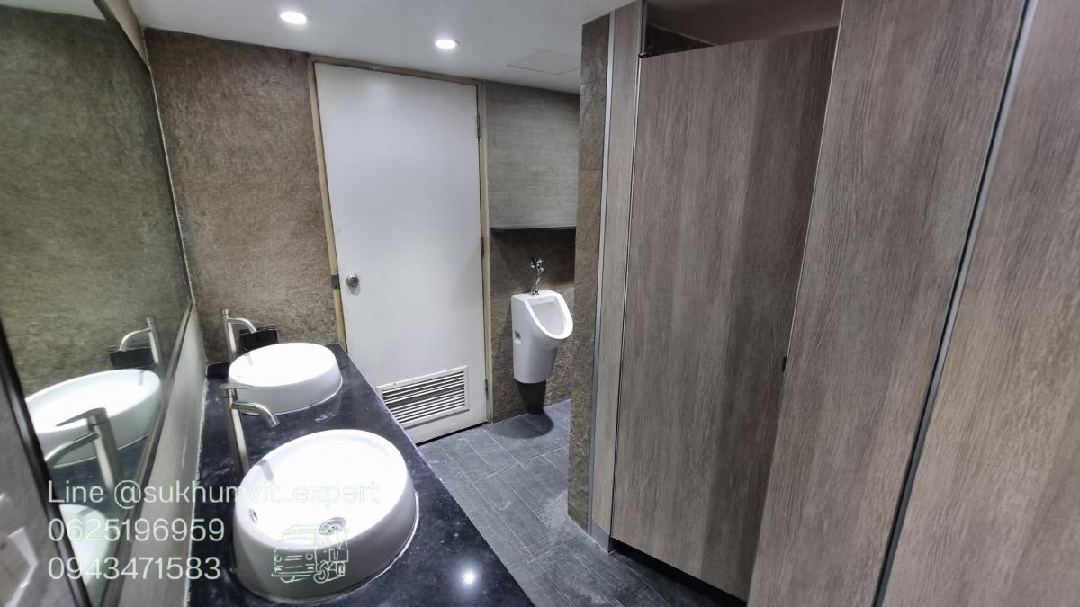 For RentOfficeSukhumvit, Asoke, Thonglor : BTS Asoke, office for rent, 113 square meters, 21st floor, good location, 700 baht per square meter, 2.7 meter high ceiling, beautiful view, condition needs additional work