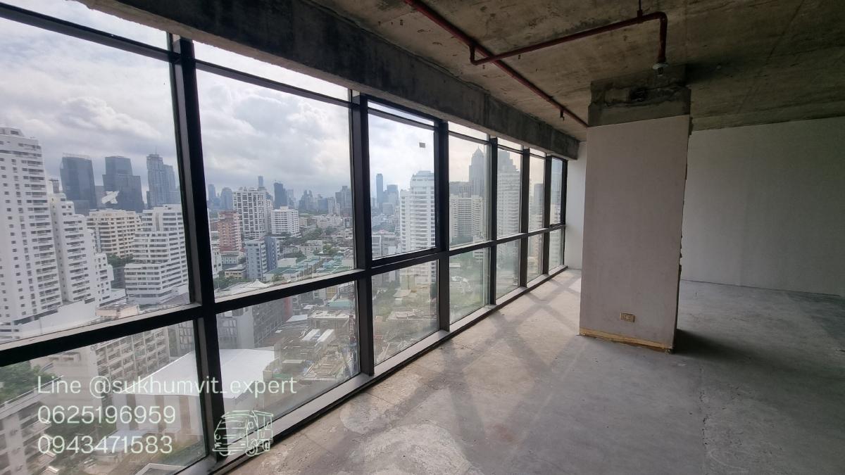 For RentOfficeSukhumvit, Asoke, Thonglor : BTS Asoke, office for rent, 113 square meters, 21st floor, good location, 700 baht per square meter, 2.7 meter high ceiling, beautiful view, condition needs additional work