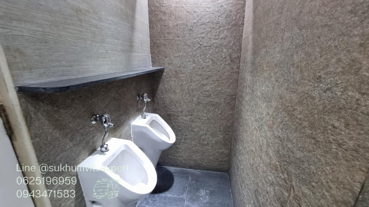 For RentOfficeSukhumvit, Asoke, Thonglor : BTS Asoke, office for rent, 113 square meters, 21st floor, good location, 700 baht per square meter, 2.7 meter high ceiling, beautiful view, condition needs additional work