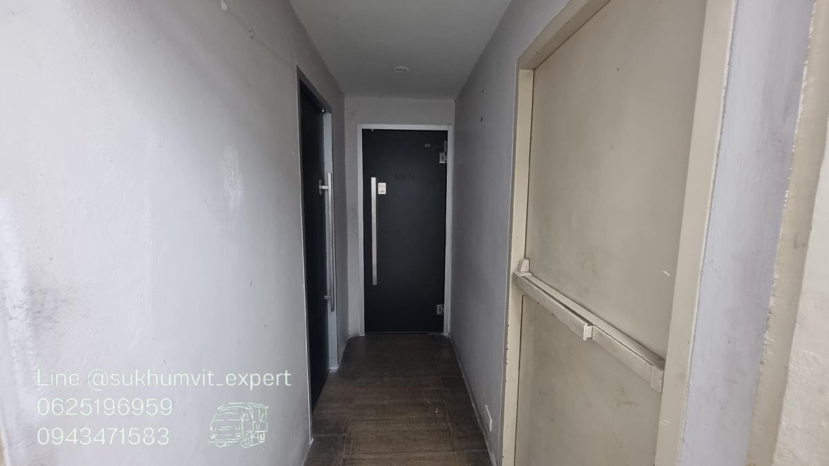 For RentOfficeSukhumvit, Asoke, Thonglor : BTS Asoke for rent at 165 square meters, 21 floors, good location, 700 baht per square meter, ceiling height 2.7 meters. Beautiful view.