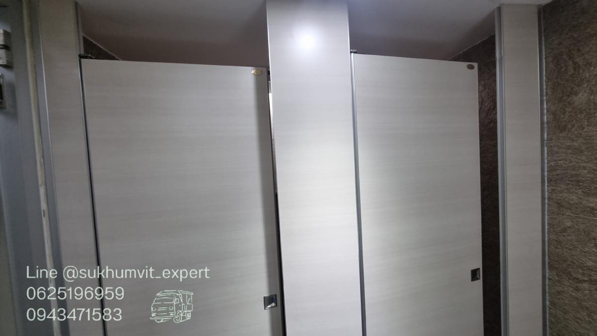 For RentOfficeSukhumvit, Asoke, Thonglor : BTS Asoke for rent at 165 square meters, 21 floors, good location, 700 baht per square meter, ceiling height 2.7 meters. Beautiful view.