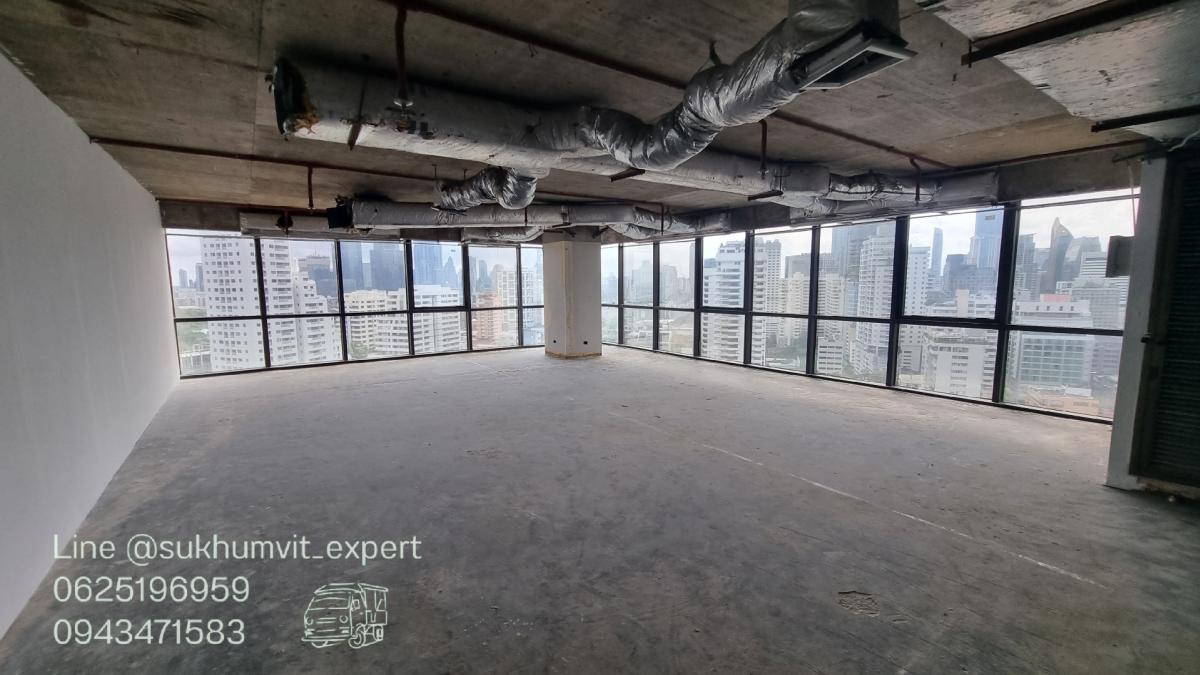 For RentOfficeSukhumvit, Asoke, Thonglor : BTS Asoke for rent at 165 square meters, 21 floors, good location, 700 baht per square meter, ceiling height 2.7 meters. Beautiful view.