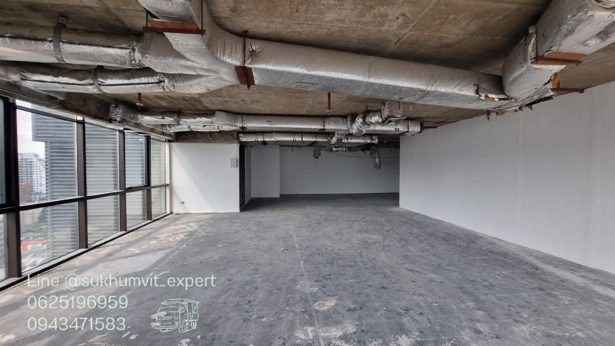 For RentOfficeSukhumvit, Asoke, Thonglor : BTS Asoke for rent at 165 square meters, 21 floors, good location, 700 baht per square meter, ceiling height 2.7 meters. Beautiful view.