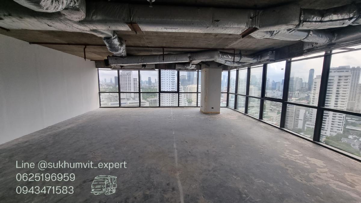 For RentOfficeSukhumvit, Asoke, Thonglor : BTS Asoke for rent at 165 square meters, 21 floors, good location, 700 baht per square meter, ceiling height 2.7 meters. Beautiful view.