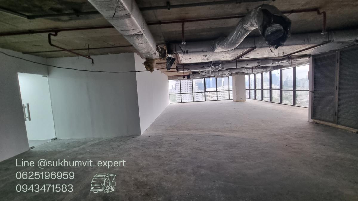 For RentOfficeSukhumvit, Asoke, Thonglor : BTS Asoke for rent at 165 square meters, 21 floors, good location, 700 baht per square meter, ceiling height 2.7 meters. Beautiful view.