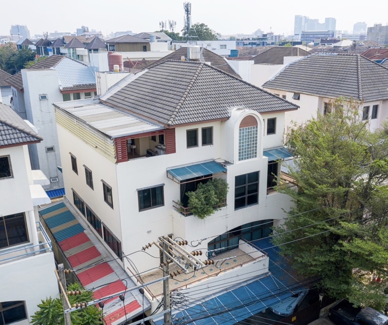 For SaleHome OfficeRamkhamhaeng, Hua Mak : Great value, selling a 4-storey home office, Town in Town Sriwara, the cheapest price in the project, prime location in the heart of the city