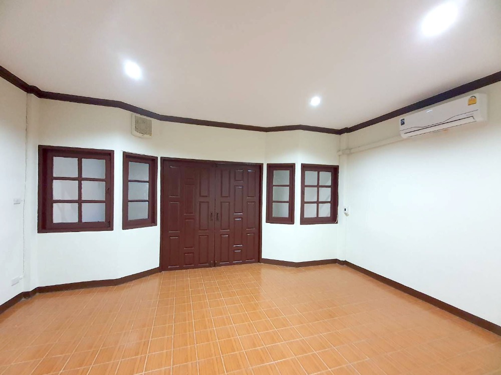 Townhouse for sale, next to SCB Park Ratchayothin, near Central Ladprao