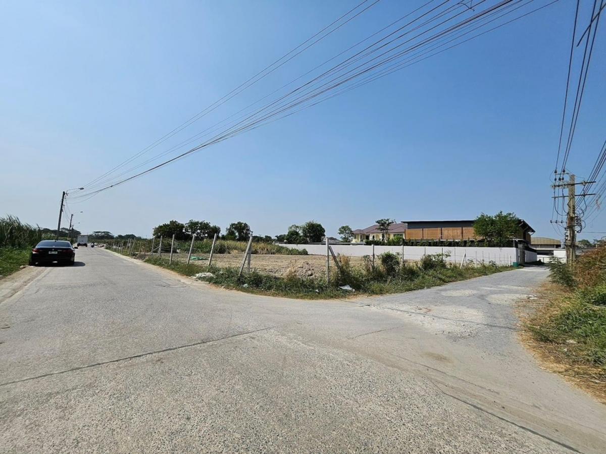 ขายที่ดินพัฒนาการ ศรีนครินทร์ : ขายที่ดินกรุงเทพกรีฑา 37 แยก 6 ขนาด 1 ไร่ (400 ตารางวา) - แปลงมุม ถมดินดำสูงกว่าถนน 30 ซม - ขนาดที่ดิน 32x50 เมตร