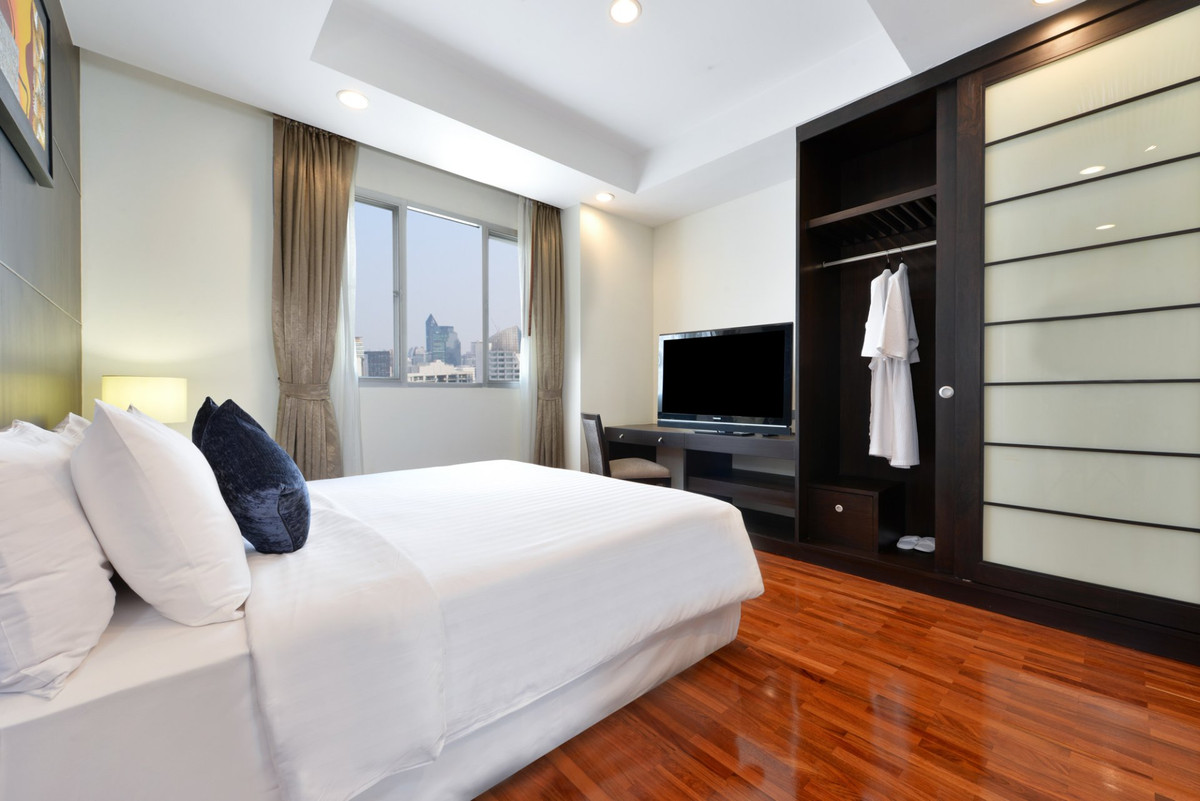 ให้เช่าคอนโดสุขุมวิท อโศก ทองหล่อ : 👍🏻Experience luxury apartments in the heart of the city,  220 SQ.M, Huge size and located in asoke