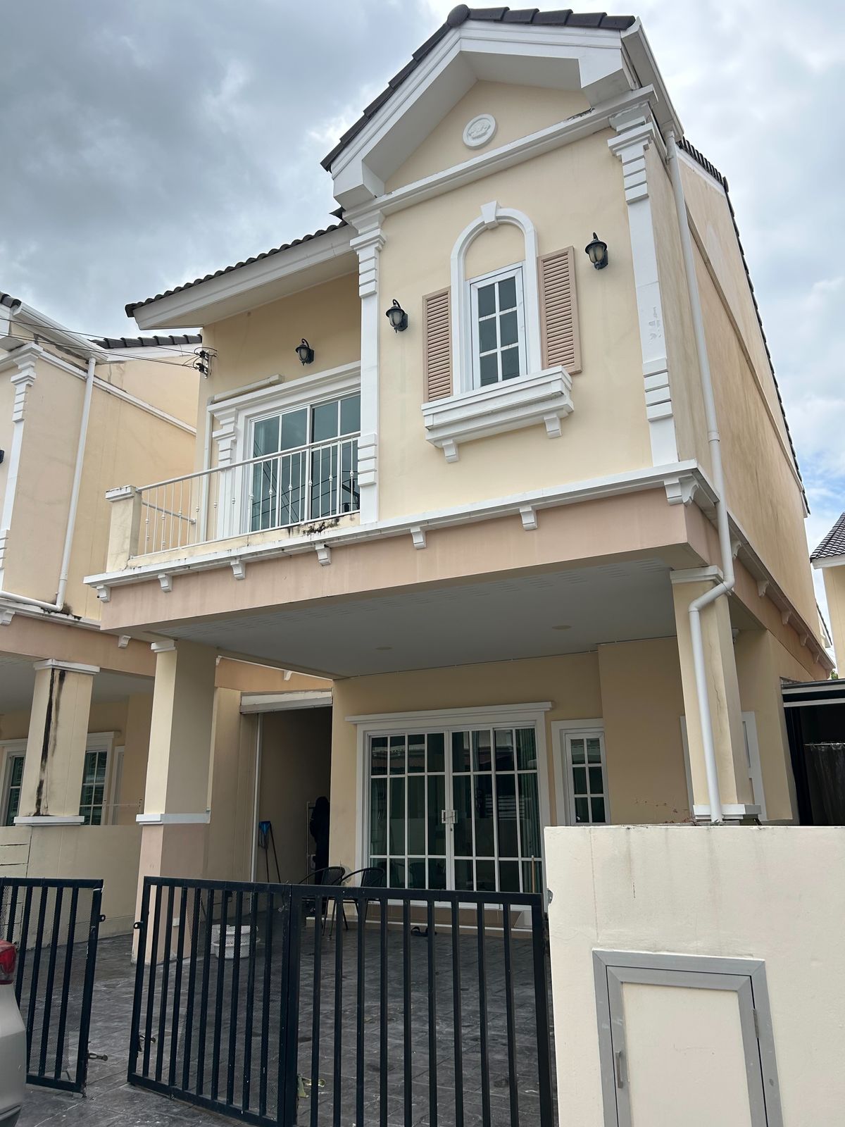 For SaleHousePattaya, Bangsaen, Chonburi : Rare Item! English-Style Sale Twin House, 2-Storey, 28.9 sq.wah, Diya Village Chonburi – Only 1.8 km from Chonburi Hospital | 100% New, Ready to Move In, Ideal for Large Families