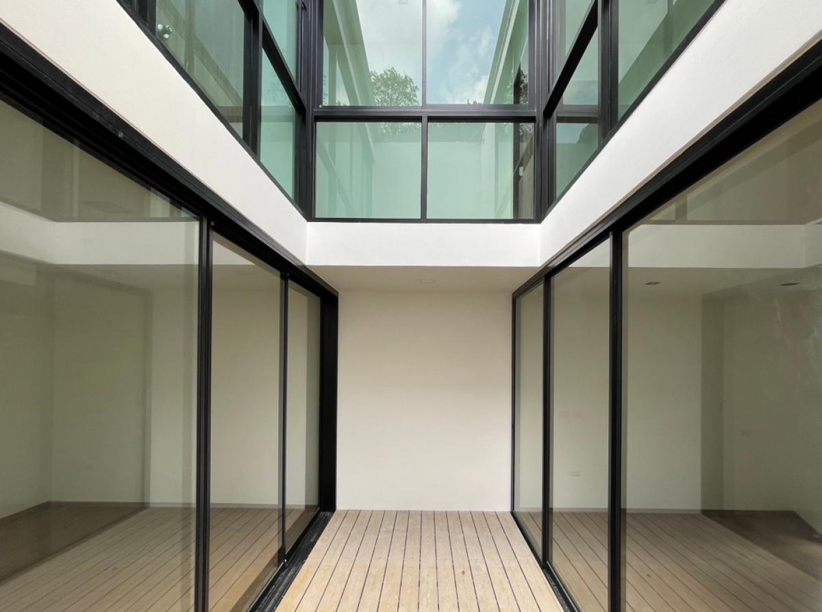 For SaleHome OfficeSamut Prakan,Samrong : For sale: Luxury Home Office, next to BTS Srinakarin-Phraeksa, go to Ekkamai-Bangna-Sathorn in 30 minutes.