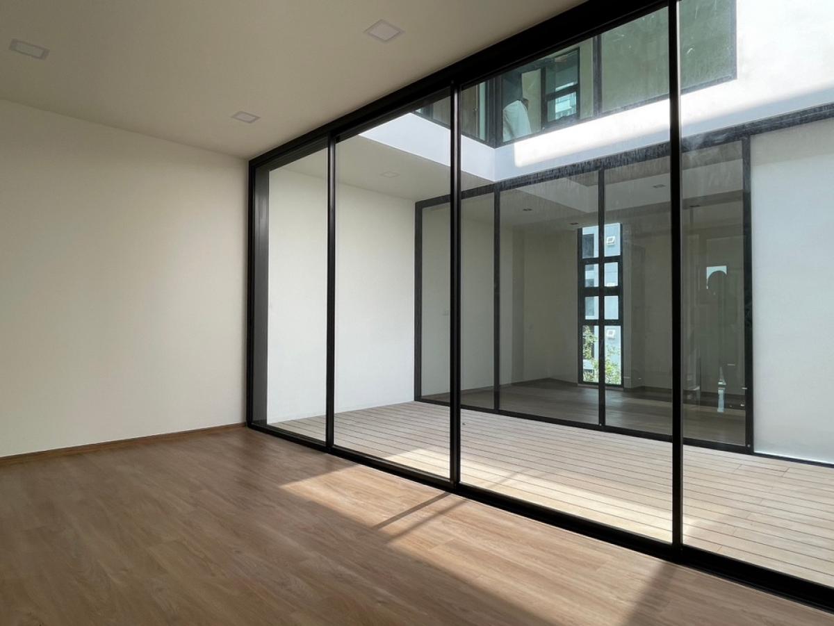 For SaleHome OfficeSamut Prakan,Samrong : For sale: Luxury Home Office, next to BTS Srinakarin-Phraeksa, go to Ekkamai-Bangna-Sathorn in 30 minutes.