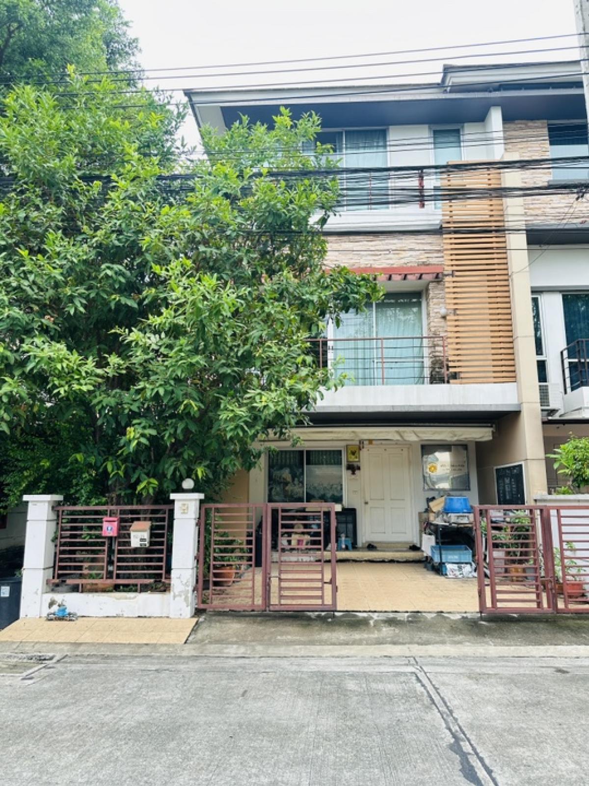 For SaleTownhomePattanakan, Srinakarin : Townhouse for sale, 3 floors, corner house, on the main road, Plus City Park Srinakarin-Suan Luang, Chaloem Phrakiat Road, Rama 9, Nong Bon Subdistrict, Prawet District, Bangkok