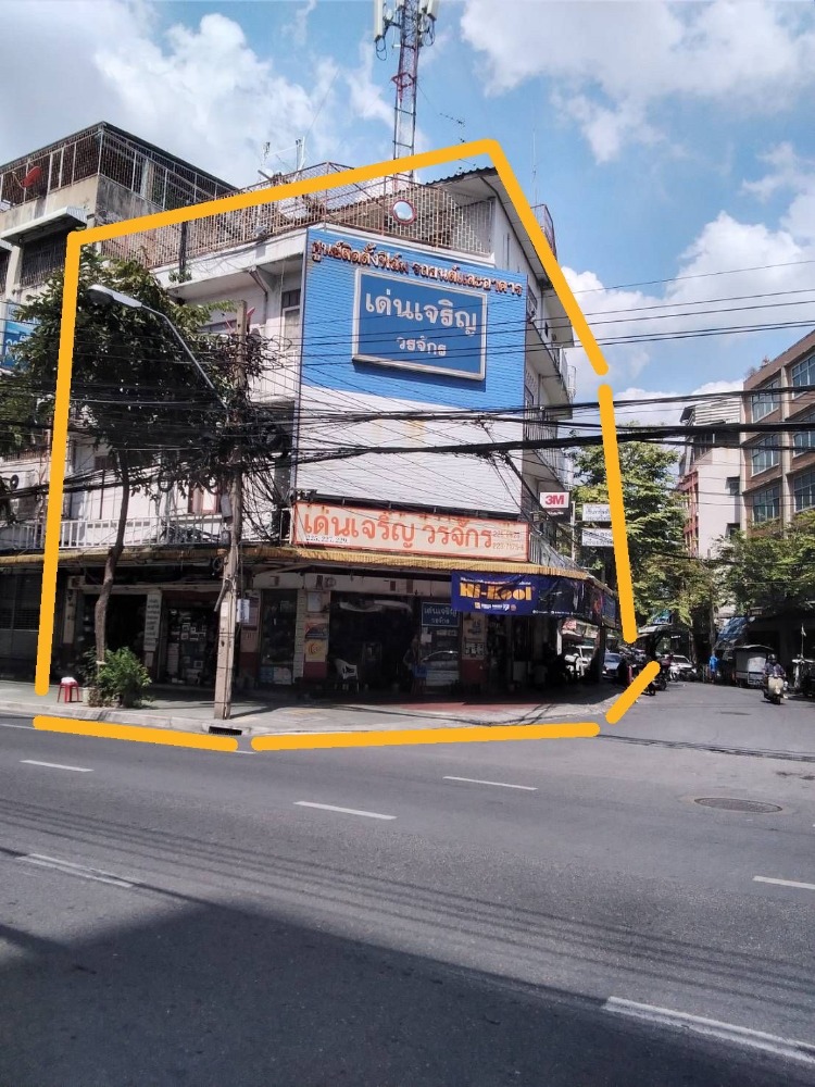 For SaleShop HouseYaowarat, Banglamphu : For sale: 4-unit corner shophouse, Worachak area, Central Hospital