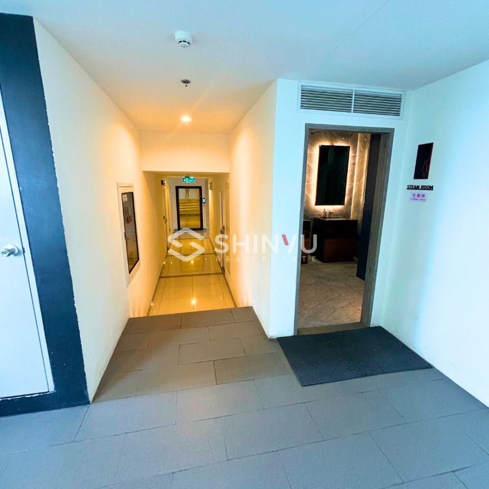 For SaleCondoRama9, Petchburi, RCA : Top floor close to swimming pool for Sale 1 Bed for 5.75m Baht..!!! at ✨ Life Asoke Hype✨ near Phetchaburi and Rama 9 Road. [SHN00305]