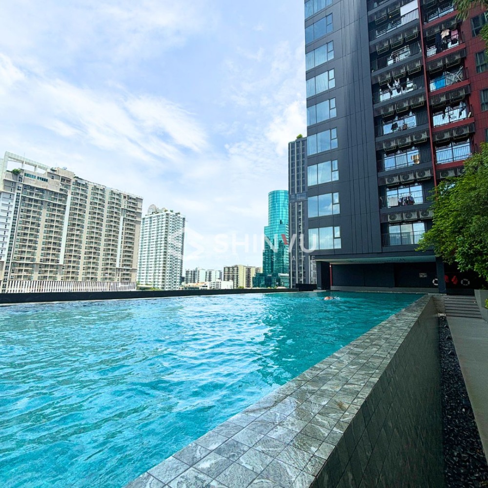For SaleCondoRama9, Petchburi, RCA : Top floor close to swimming pool for Sale 1 Bed for 5.75m Baht..!!! at ✨ Life Asoke Hype✨ near Phetchaburi and Rama 9 Road. [SHN00305]