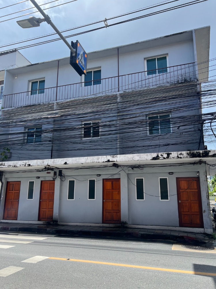 For SaleShop HouseRatchadapisek, Huaikwang, Suttisan : For sale: 3-storey commercial building near MRT Sutthisan, convenient location, multiple entry and exit routes