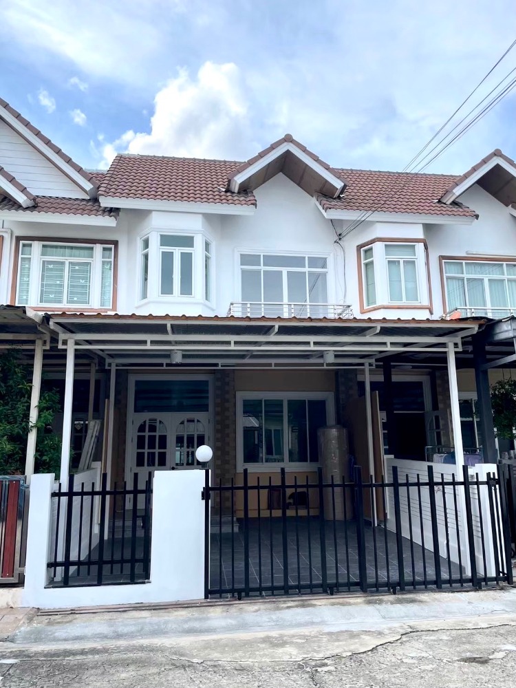 For SaleTownhomeOnnut, Udomsuk : Two-story townhome, newly renovated, in Fah Luang Ville, Warm, spacious, and conveniently located near BTS Punnawithi, Seacon Square, Paradise Park, and MRT Suan Luang Rama IX. Security guard on site.
