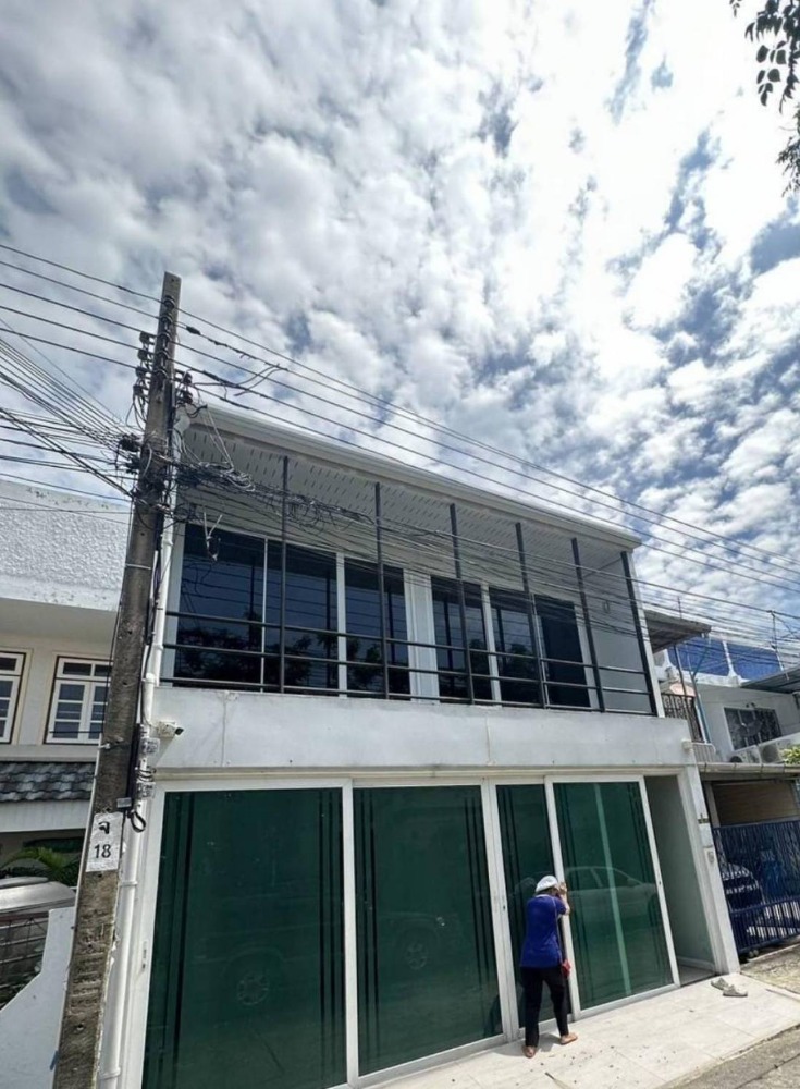 For RentTownhomeNawamin, Ramindra : Single house for rent, near The Mall Lifestore Bangkapi, only 7 minutes away.