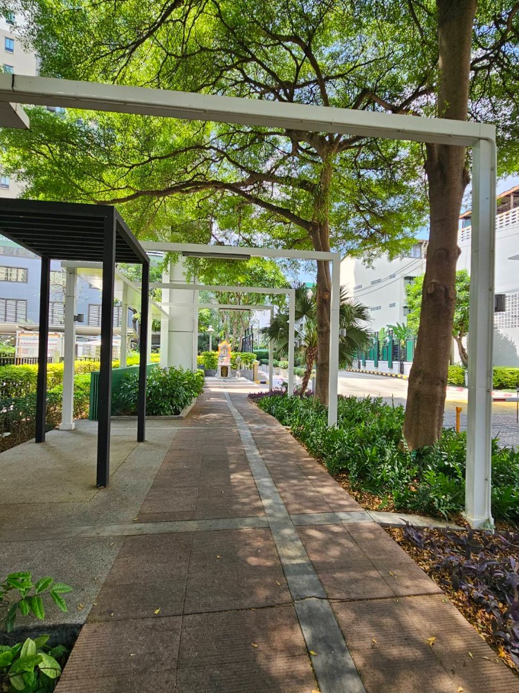 For SaleCondoPinklao, Charansanitwong : Lumpini Place Pinklao 2, prime location, luxury condo, very special price, pay all transfer fees to the buyer, good location, prime location, near shopping centers and many convenient places.