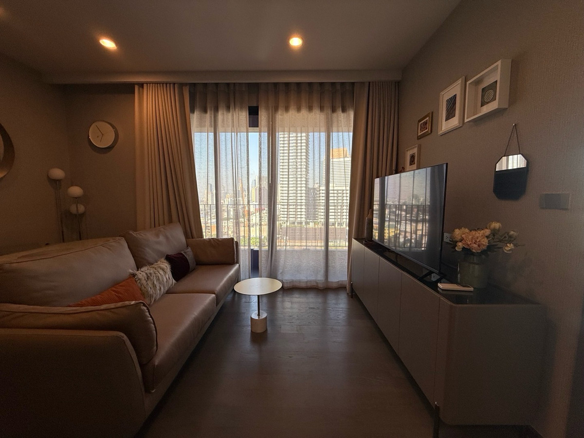 For RentCondoKhlongtoei, Kluaynamthai : 3 bedrooms, Penthouse, View Benjamin park, 28th floor, empty room, 110,000, 0 meters, Mrt Branded Residence Dusit Thani, free trainer and Dusit maid 2 times per month for the duration of the contract.