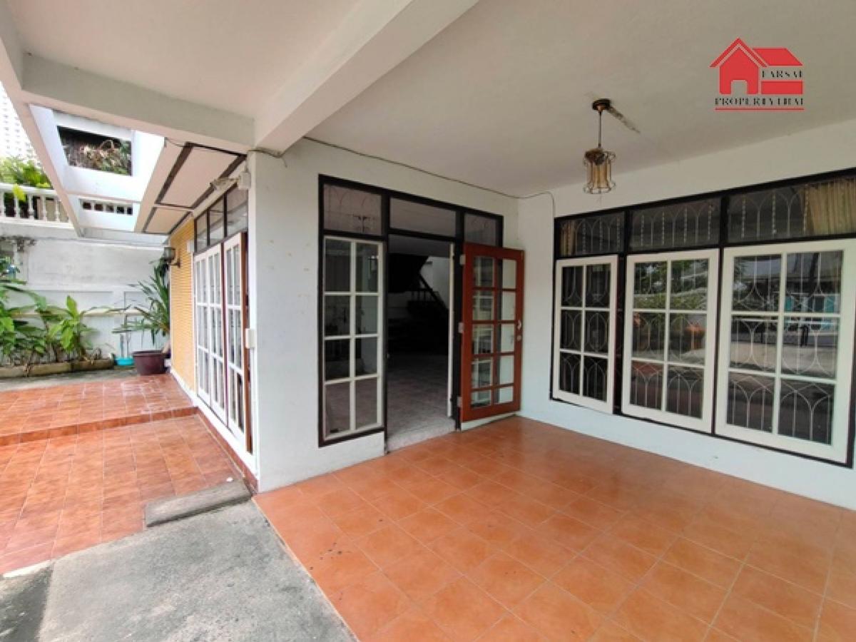 Single house for rent, 2 floors, area 60 sq m, usable area 180 sq m, 3 bedrooms, 2 bathrooms, air conditioner, some furniture, Ratchada Road, Huai Khwang District, rental price 30,000 baht/month Loading...