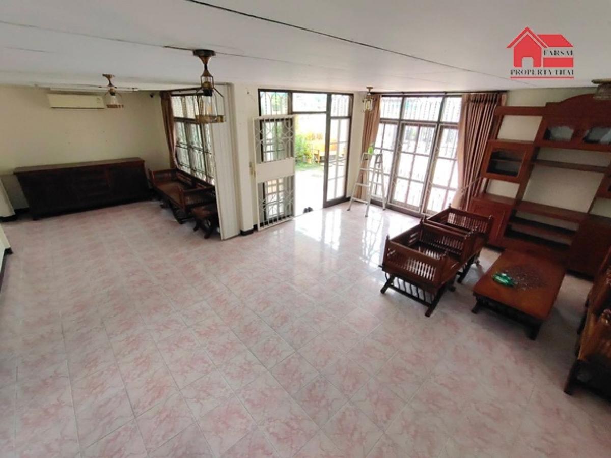 Single house for rent, 2 floors, area 60 sq m, usable area 180 sq m, 3 bedrooms, 2 bathrooms, air conditioner, some furniture, Ratchada Road, Huai Khwang District, rental price 30,000 baht/month Loading...