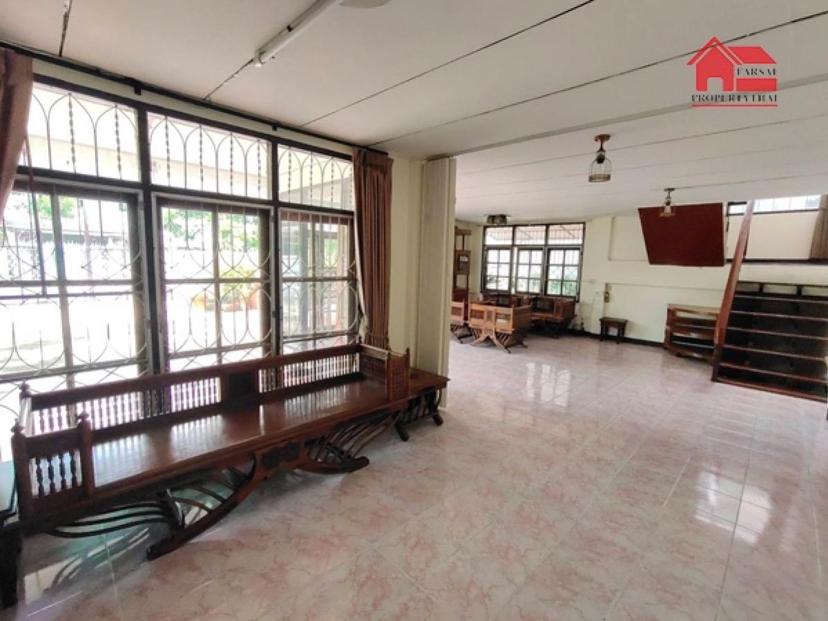 Single house for rent, 2 floors, area 60 sq m, usable area 180 sq m, 3 bedrooms, 2 bathrooms, air conditioner, some furniture, Ratchada Road, Huai Khwang District, rental price 30,000 baht/month Loading...