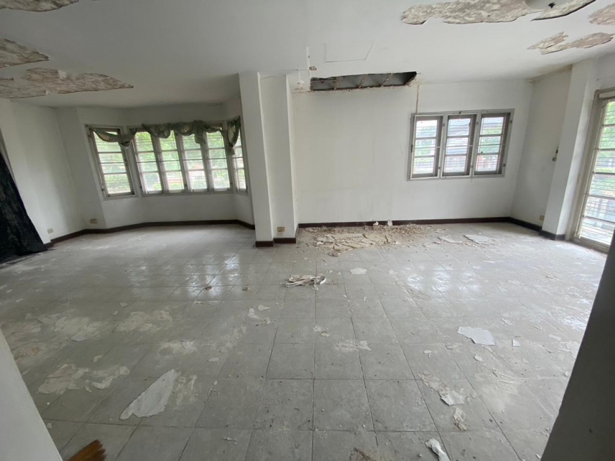 ขายบ้านมีนบุรี-ร่มเกล้า : ขายบ้าน ด้านหลังติดน้ำ หมู่บ้านฟลอร่าวิลล์พาร์คซิตี้ สุวินทวงศ์ 38บรรยากาศดี เงียบสงบ (บ้านหัวมุม)พื้นที่  146 ตรว.3ห้องนอน 2ห้องน้ำ 1ห้องอเนกประสงค์1ห้องโถง 1ห้องนั่งเล่น 1ห้องครัว   ราคา  4,500,000.โทร 093-028-1245id line:properagency