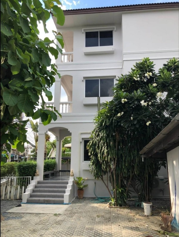 For RentShop HouseYothinpattana,CDC : Commercial building for rent, near Crystal Design, only 7 minutes away.