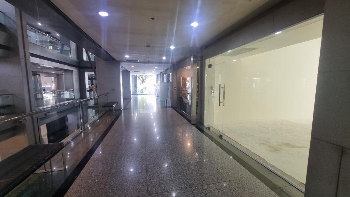 ให้เช่าร้านค้า/ตลาดนัดสุขุมวิท อโศก ทองหล่อ : ทองหล่อ ให้เช่าพื้นที่ทำร้าน ห้องสวย มีกระจกกั้นหน้าห้อง ใน community Mall ย่านทองหล่อ 39.5 ตารางเมตร