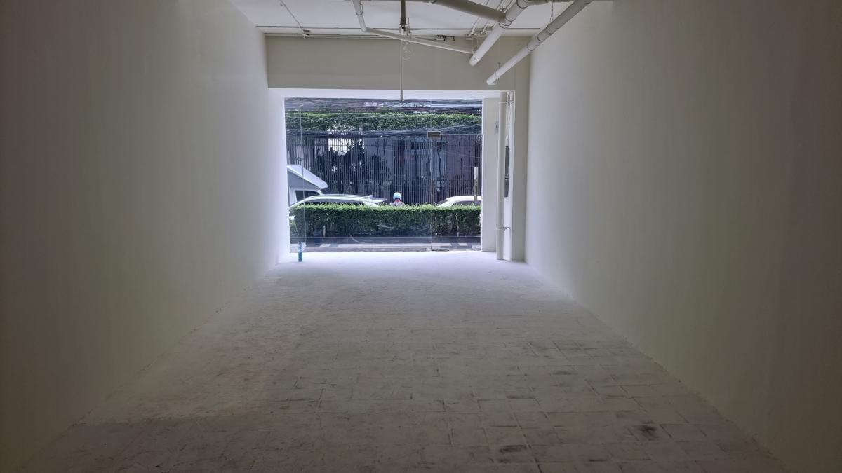 ให้เช่าร้านค้า/ตลาดนัดสุขุมวิท อโศก ทองหล่อ : ทองหล่อ ให้เช่าพื้นที่ทำร้าน ห้องสวย มีกระจกกั้นหน้าห้อง ใน community Mall ย่านทองหล่อ 39.5 ตารางเมตร