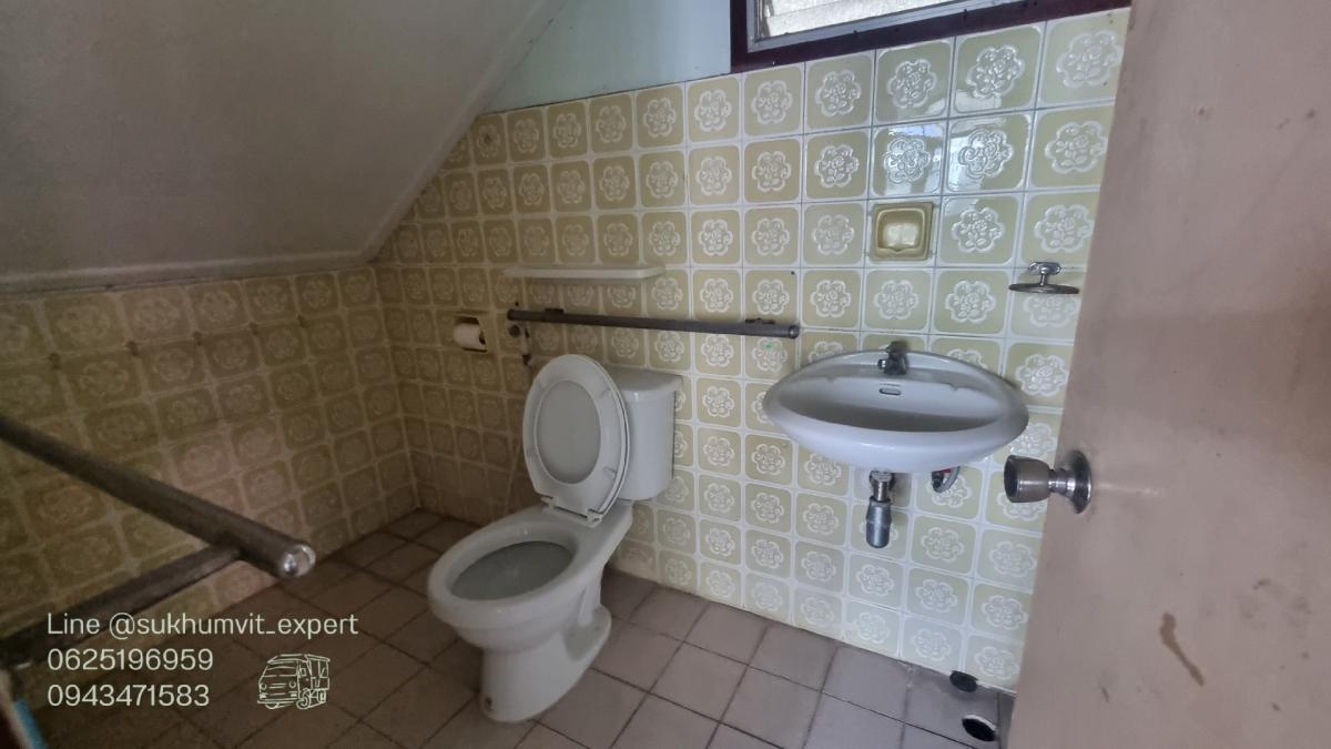 ให้เช่าบ้านสุขุมวิท อโศก ทองหล่อ : ให้เช่าบ้านเดี่ยวพร้อมพงษ์ ที่ดินใหญ่ 204 ตารางวา มีต้นไม้มีสวน เหมาะทำสปาออนเซ็น คลินิกความงาม มีบ้าน 3 หลัง เป็นบ้านเดี่ยว 2 ชั้น 1 หลังและบ้านเดี่ยว 1 ชั้น 2 หลัง