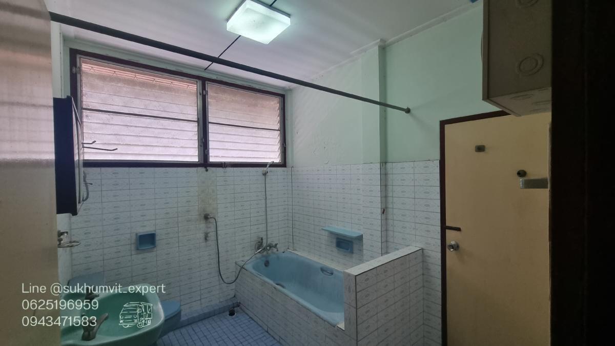 ให้เช่าบ้านสุขุมวิท อโศก ทองหล่อ : ให้เช่าบ้านเดี่ยวพร้อมพงษ์ ที่ดินใหญ่ 204 ตารางวา มีต้นไม้มีสวน เหมาะทำสปาออนเซ็น คลินิกความงาม มีบ้าน 3 หลัง เป็นบ้านเดี่ยว 2 ชั้น 1 หลังและบ้านเดี่ยว 1 ชั้น 2 หลัง