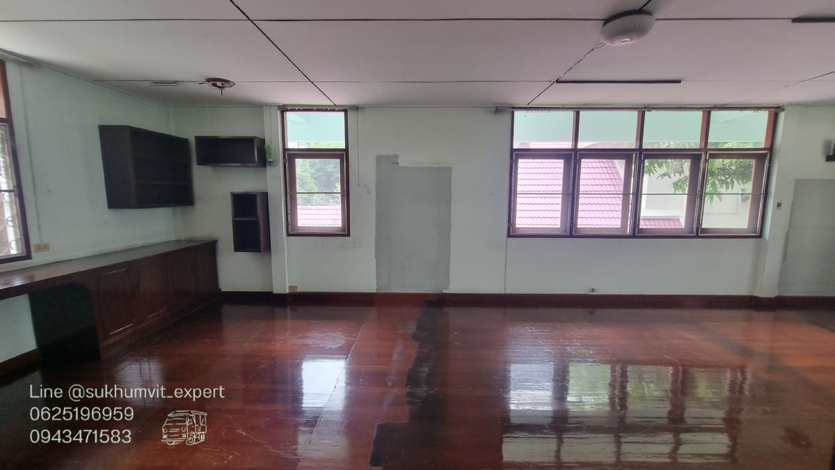 ให้เช่าบ้านสุขุมวิท อโศก ทองหล่อ : ให้เช่าบ้านเดี่ยวพร้อมพงษ์ ที่ดินใหญ่ 204 ตารางวา มีต้นไม้มีสวน เหมาะทำสปาออนเซ็น คลินิกความงาม มีบ้าน 3 หลัง เป็นบ้านเดี่ยว 2 ชั้น 1 หลังและบ้านเดี่ยว 1 ชั้น 2 หลัง