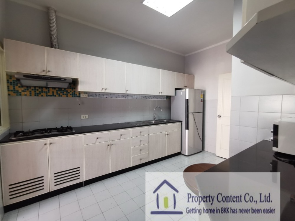 ให้เช่าทาวน์โฮมสะพานควาย จตุจักร : ให้เช่าทาวน์เฮ้าส์รักษาความปลอดภัย 24 ชั่วโมง ขนาด 3 ชั้น 4 ห้องนอน 5 ห้องน้ำ พื้นที่กว่า 350 ตารางเมตร เฟอร์นิเจอร์ครบ วิภาวดีรังสิต-รัชดาภิเษก